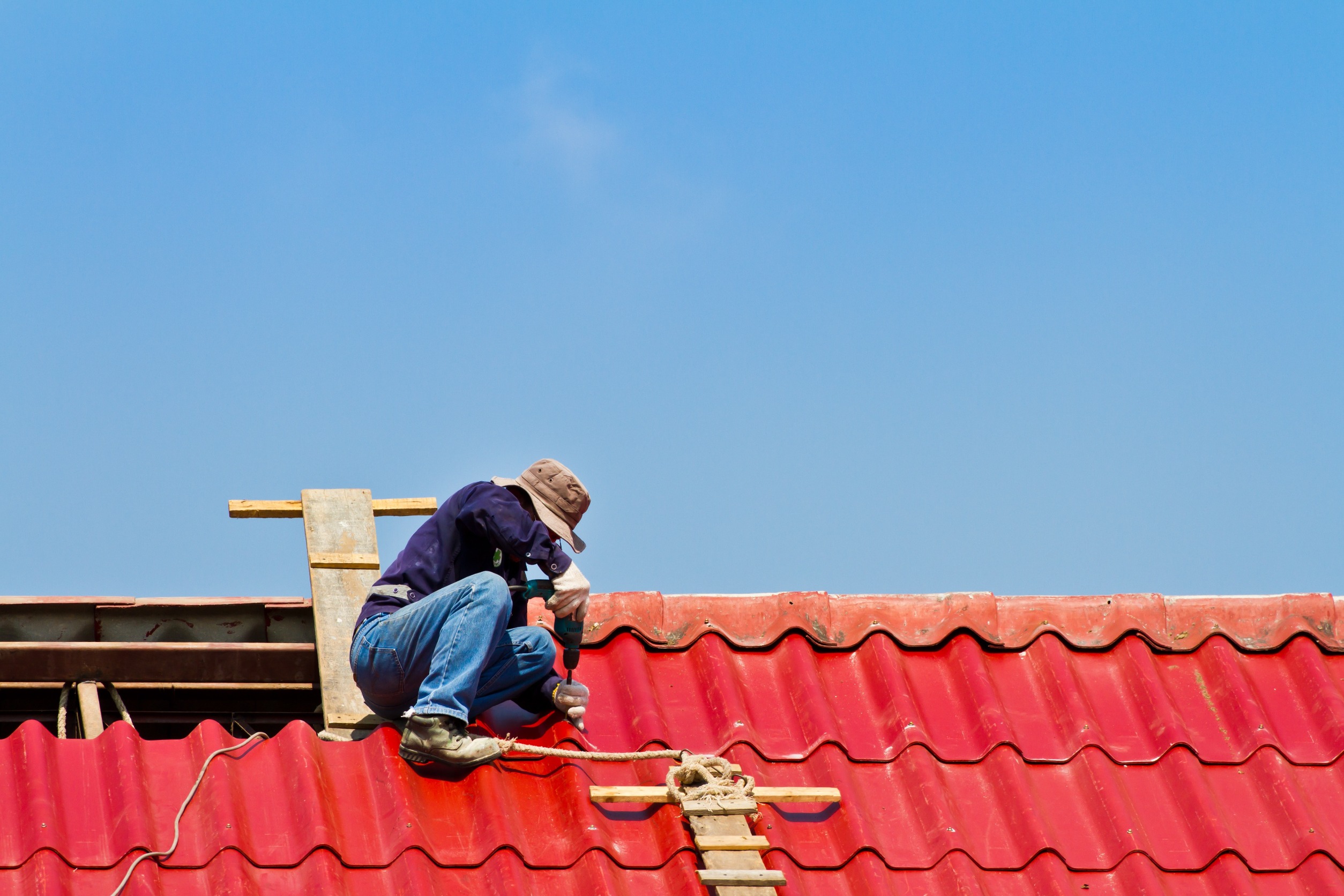 hombre instalando tejado